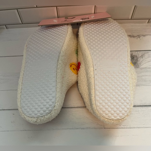Kensi Size:9 Women Faux Sherpa Memory Foam Slippery Smile Face Super Cute! - Picture 3 of 5